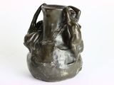 une statue en bronze représentant une femme tenant un vase
