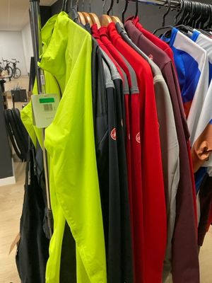 beaucoup de vêtements suspendus à une étagère dans un magasin