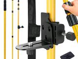 un gros plan d'une personne tenant une perche jaune munie d'un instrument de mesure