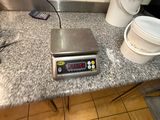 une photo d'une balance posée sur un plan de travail dans une cuisine