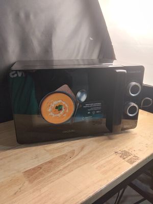 un micro-ondes posé sur une table en bois