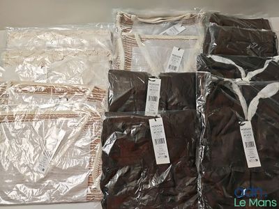 de nombreux sacs de vêtements posés sur une table
