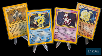 Quatre cartes Pokémon différentes sont représentées sur un fond noir