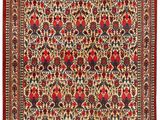 un tapis rouge et beige orné d'un motif floral