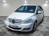 une photo d'une Mercedes Classe B blanche garée sur un sol à damier