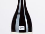 une bouteille de vin posée sur une table