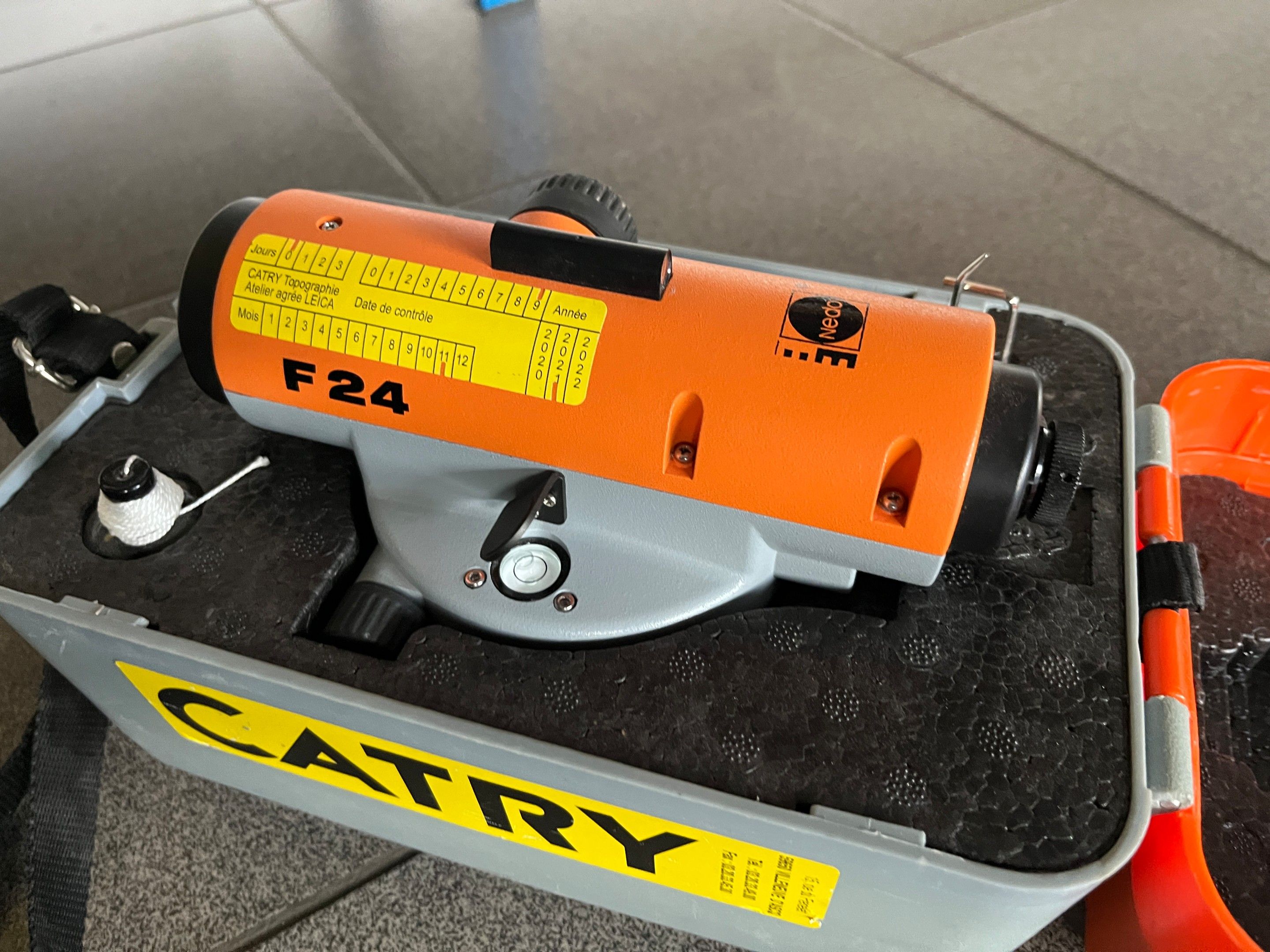 un laser rotatif NEDO type F24 dans sa mallette d'origine