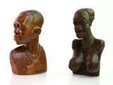 deux sculptures représentant une femme et un homme sur une surface blanche