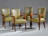 trois fauteuils en cuir vert avec des pieds et des accoudoirs en bois