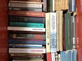beaucoup de livres qui sont rangés dans une boîte rouge