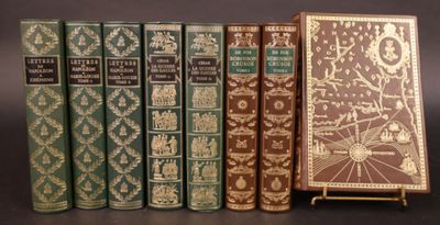 plusieurs livres sont alignés sur une table
