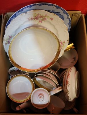 une boîte remplie d'assiettes et de bols