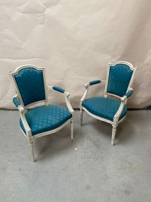 une paire de fauteuils rembourrés bleus avec des bordures blanches