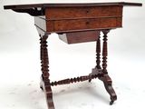 une vieille table en bois surmontée d'un tiroir