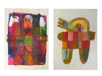 deux tableaux de formes et de couleurs différentes accrochés au mur