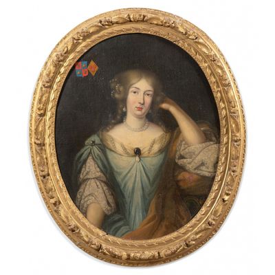 portrait d'une femme en robe bleue avec un papillon dans les cheveux