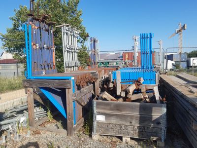 un gros tas de bois posé au bord de la route