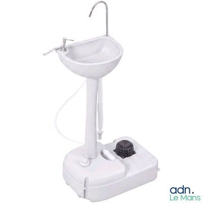 un lavabo blanc muni d'un robinet et d'un mitigeur