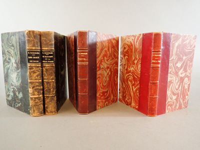 plusieurs vieux livres sont alignés sur une table
