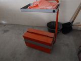 une pièce dans laquelle se trouvent une étagère et une chaise