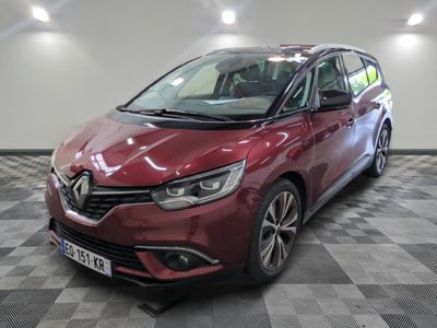 la voiture rouge est garée sur un sol en damier dans le garage