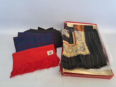 Petit lot d'écharpes en laine ou coton, bel état.