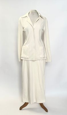 une photo d'une robe et d'une veste blanches sur un mannequin