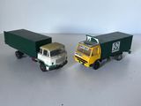 deux camions miniatures posés côte à côte sur une table