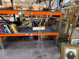 une photo d'une pièce avec des étagères et une table sur laquelle est posée une lampe