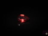 un losange rouge sur fond noir