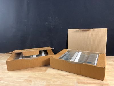 deux cartons ouverts posés sur une table en bois