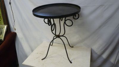 une petite table sur laquelle est posé un plateau