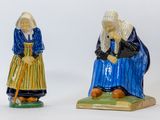 deux figurines représentant des femmes vêtues de bleu et de jaune