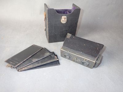 quatre bagages posés sur une table