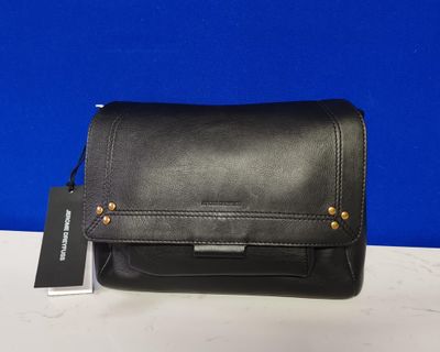 un sac à main en cuir noir muni d'une étiquette