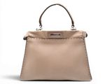 un sac à main en cuir beige sur fond blanc