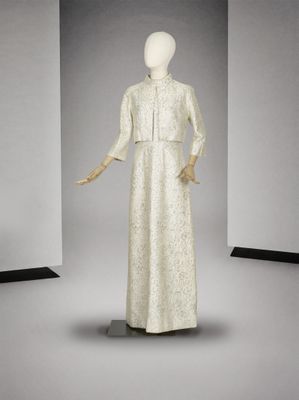 une photo d'un mannequin vêtu d'une robe blanche