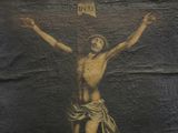 un tableau représentant un homme sur une croix, accroché au mur