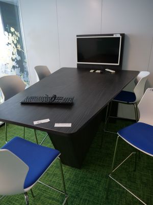 un bureau sur lequel sont posés un clavier et un écran