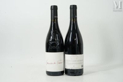 deux bouteilles de vin posées l'une à côté de l'autre sur une table