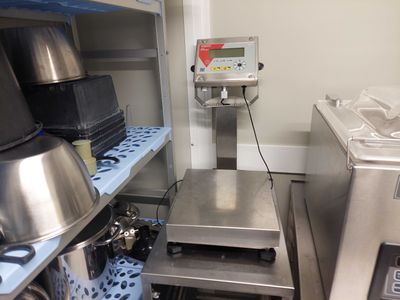 une image d'une cuisine commerciale avec des appareils en acier inoxydable