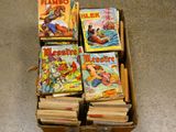 de nombreux livres qui se trouvent dans une boîte posée par terre