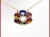 collier avec des pierres multicolores et une chaîne en or sur fond blanc
