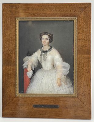 portrait d'une femme en robe blanche, dans un cadre en bois