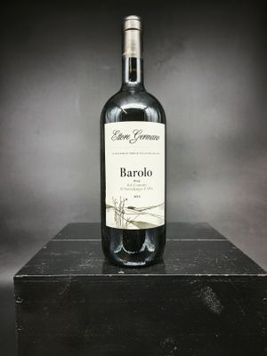 une bouteille de vin posée sur une boîte noire
