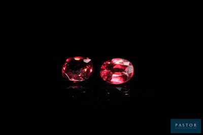 une paire de saphirs roses sur fond noir