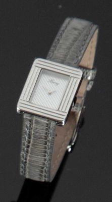 une montre posée sur une surface noire