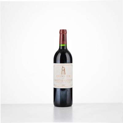 une bouteille de vin posée sur une table