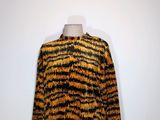 un pull à imprimé tigré orange et noir sur un mannequin, un mannequin, un mannequin, un mannequin, un mannequin, un mannequin, un mannequin, un mannequin, un mannequin, un mannequin, un mannequin, un mannequin, un mannequin, un mannequin, un mannequin, un mannequin, un mannequin, un mannequin, un mannequin, un mannequin, un mannequin, un mannequin, un mannequin, un mannequin, un mannequin, un mannequin, un mannequin, un mannequin, un mannequin, un mannequin, un mannequin, un mannequin,