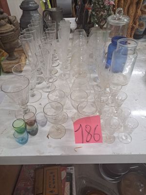une table sur laquelle se trouvent de nombreux verres vides